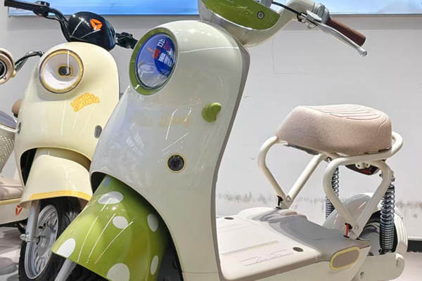 新国标电动车铁皮座椅, 不能带娃？工信部和自行车协会澄清回应争议